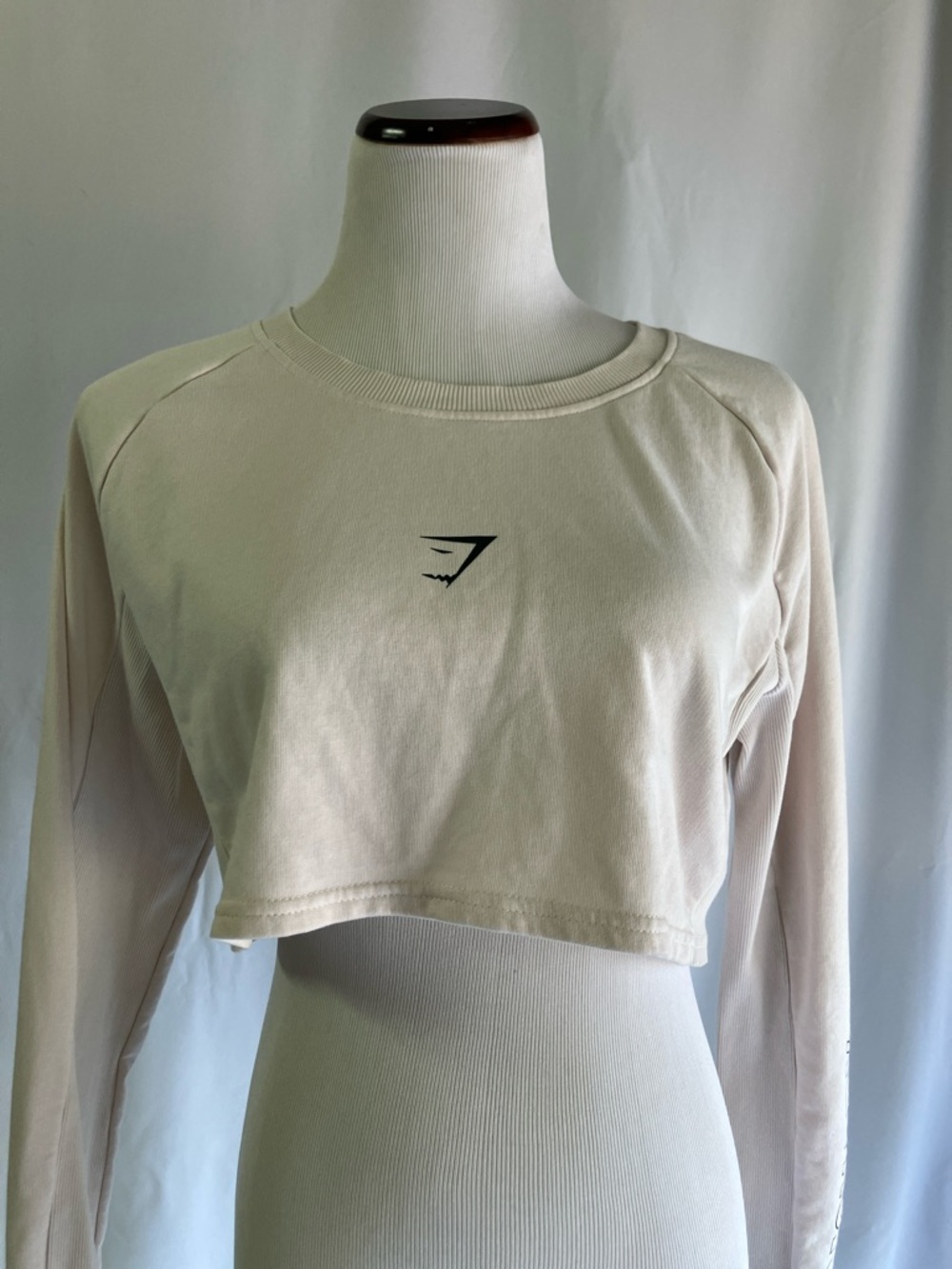 Gymshark Women’s Cropped Long-Sleeve Top in Creamy Beige with Black Logo